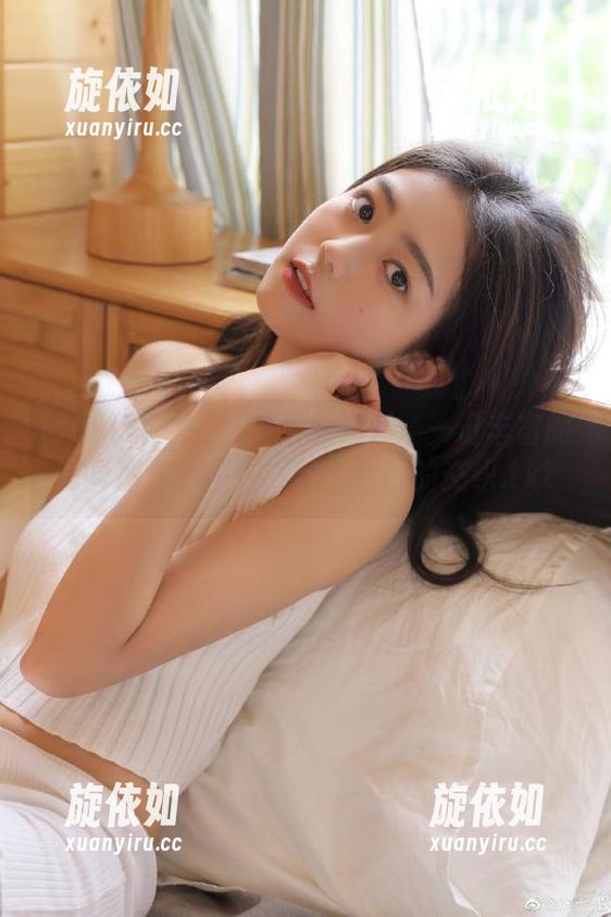 Min.E (민이)与夏日的邂逅：一份丰富的写真图包，展现炙热与柔情的交织.txt